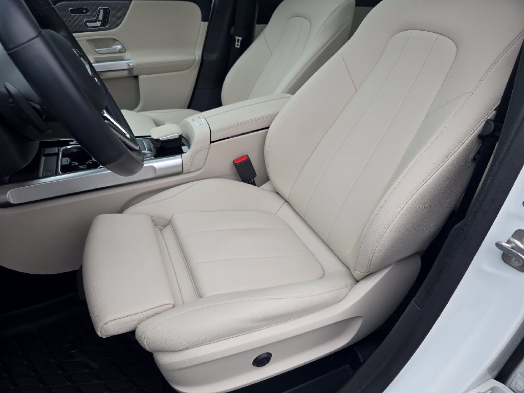 Certified Used 2023  Mercedes-Benz GLB 250 image 28