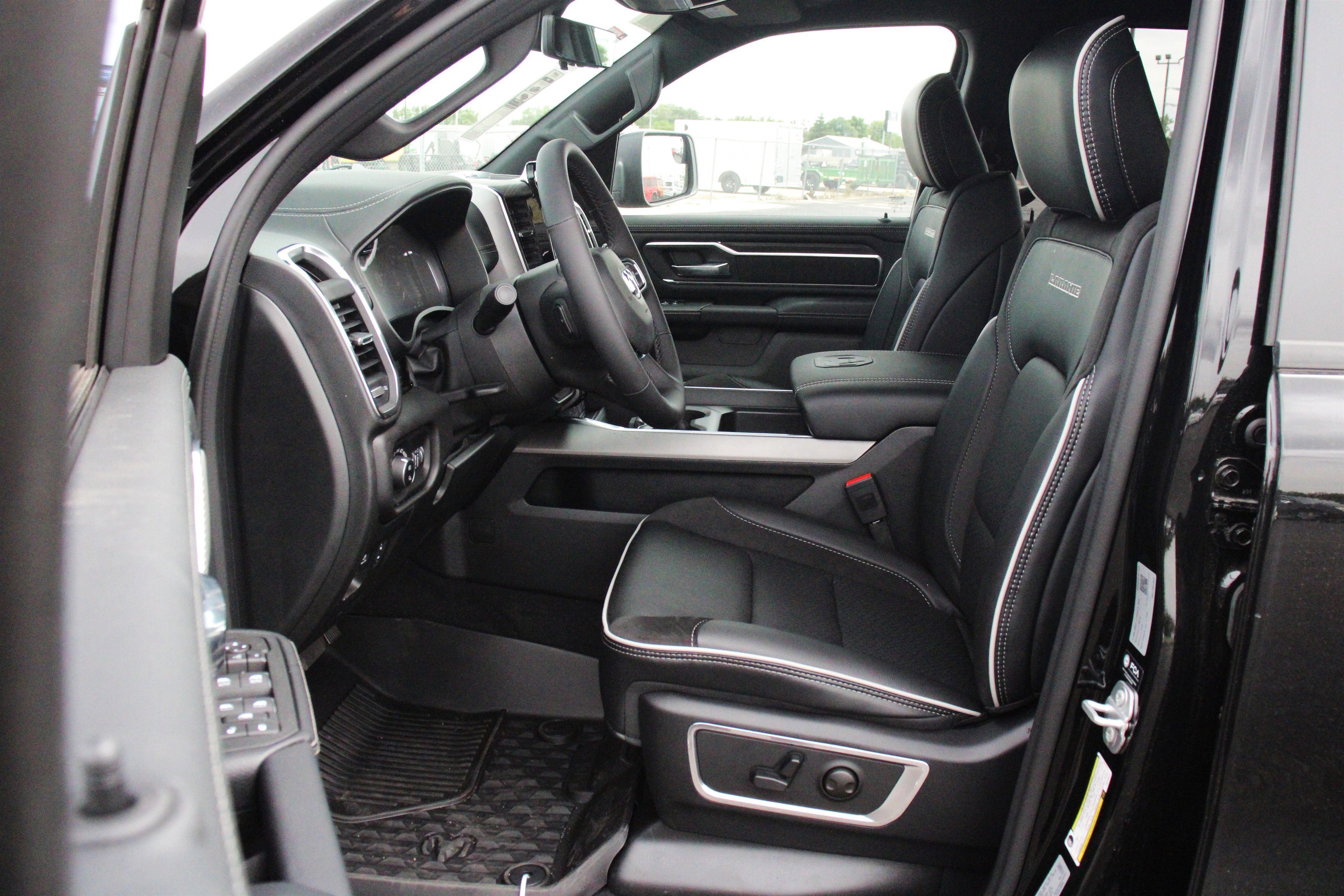 New 2026 Diamond Black Crystal Pearl-Coat Exterior Paint RAM Laramie image 3