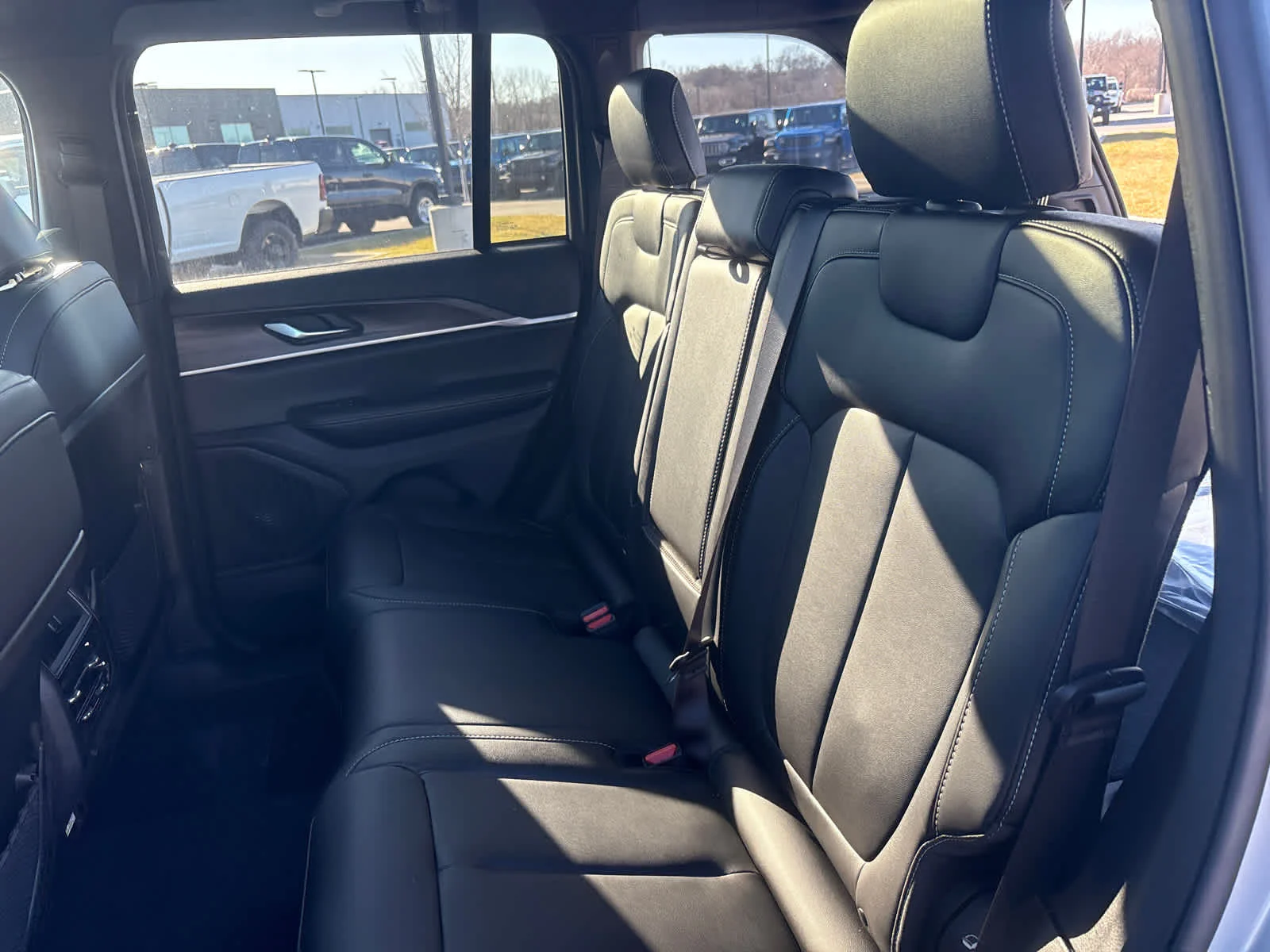 New 2025 Silver Zynith Exterior Paint Jeep Limited image 12