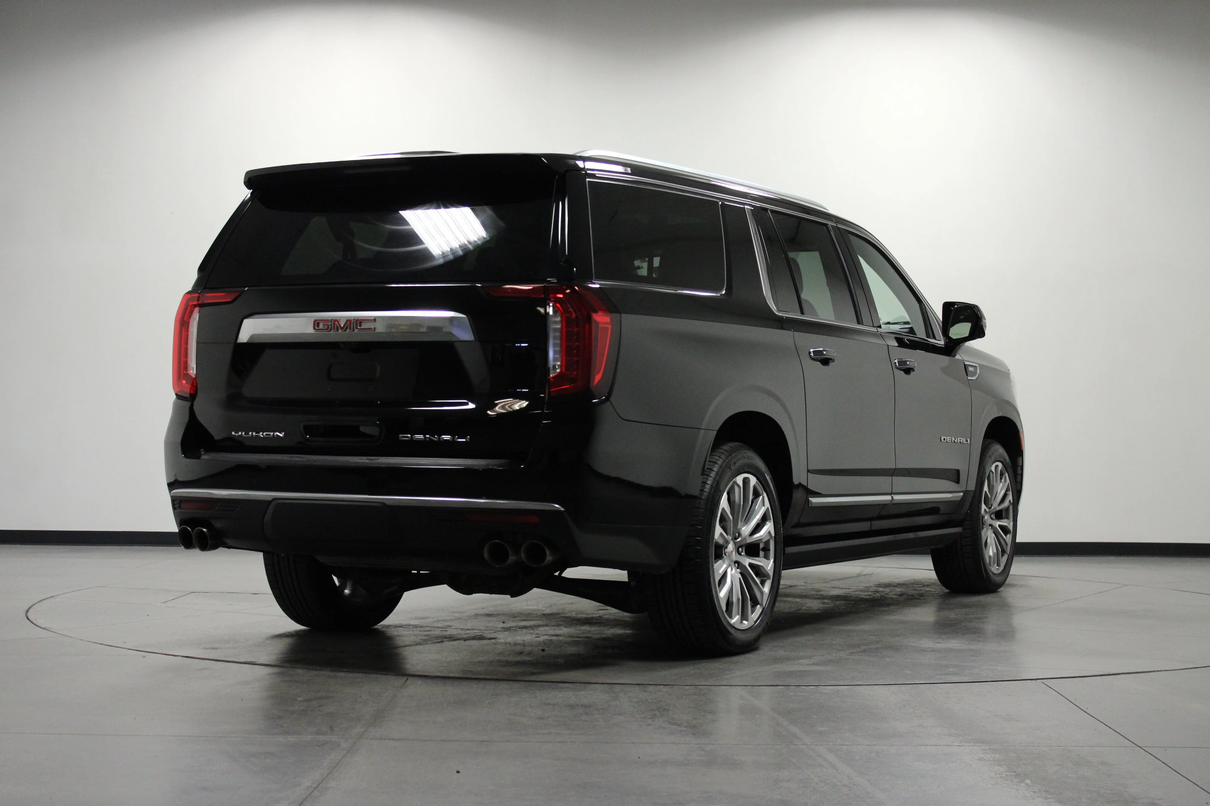 Used 2021 Onyx Black GMC Denali image 4