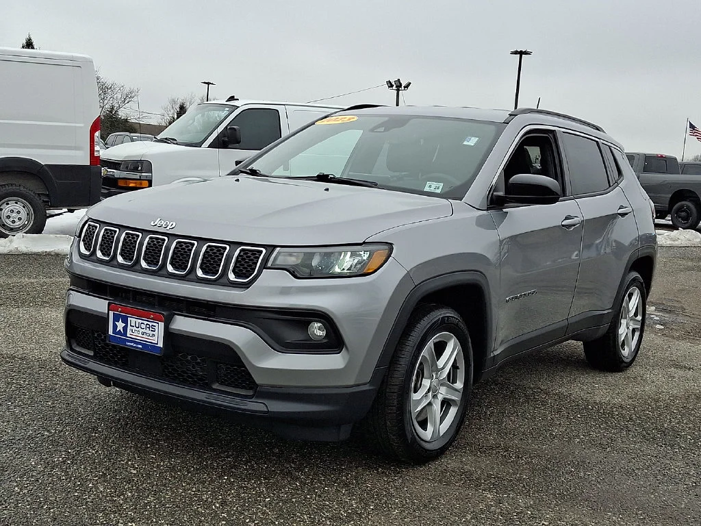 Used 2023 Silver Jeep Latitude image 5