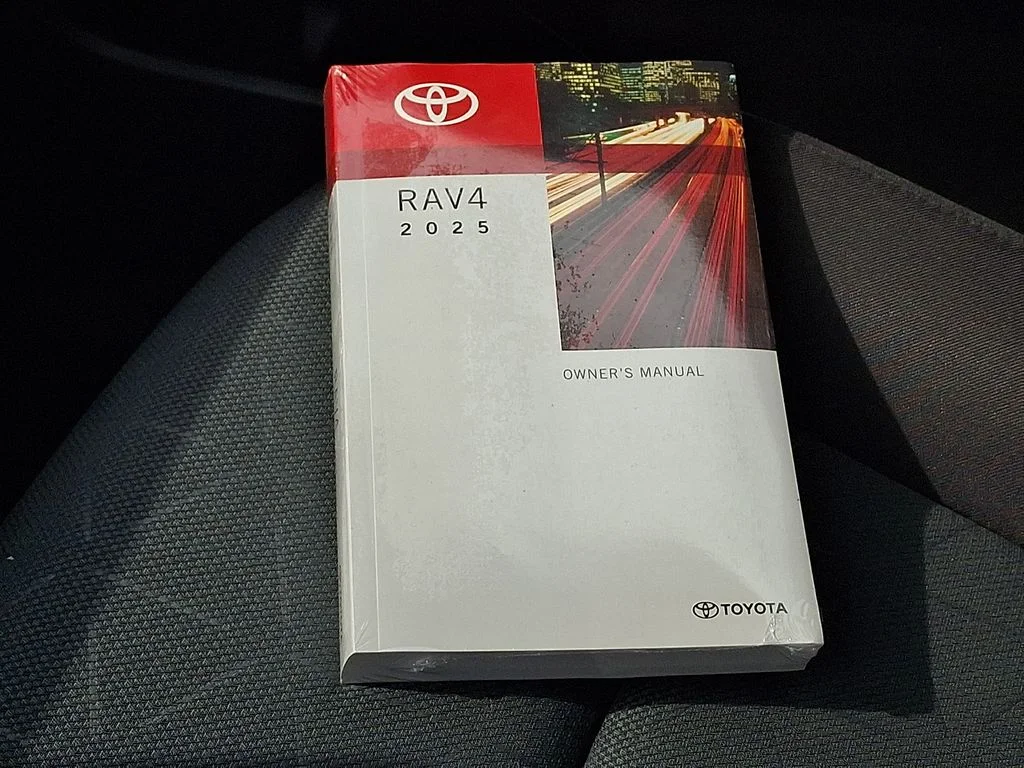 2025 Toyota RAV4 XLE - Photo 24