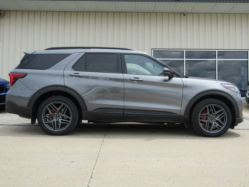 Used 2025 Gray Ford ST-Line image 2