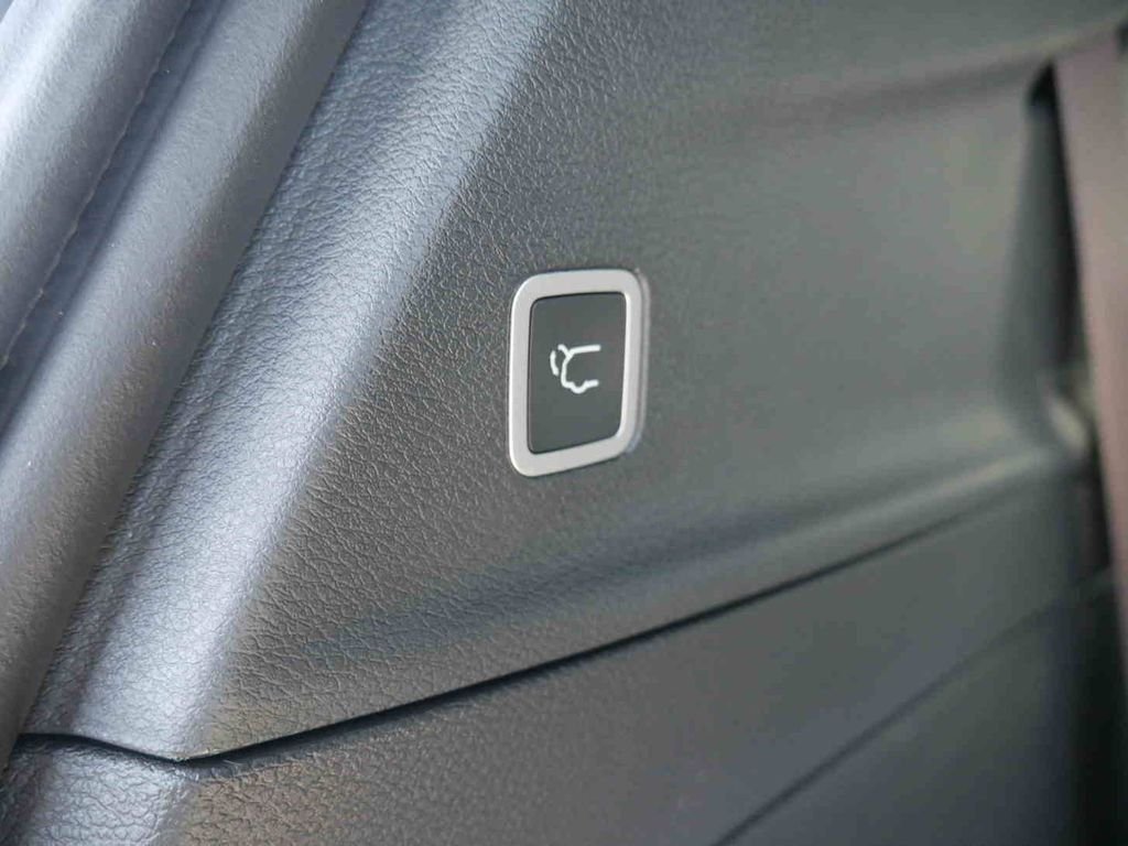New 2026 Bright White Clear-Coat Exterior Paint Chrysler  image 9
