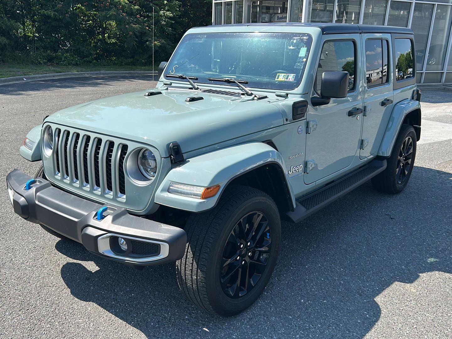 Used 2023 Earl Clearcoat Jeep Sahara image 1