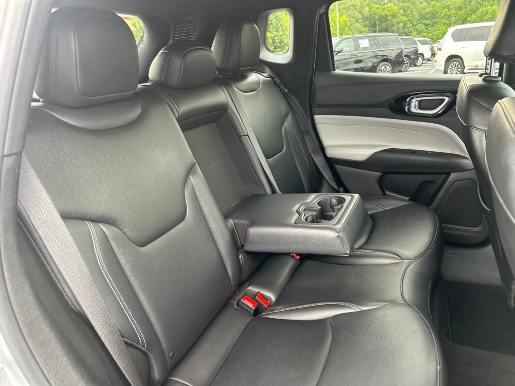 Used 2025 Silver Jeep Limited 4x4 image 38