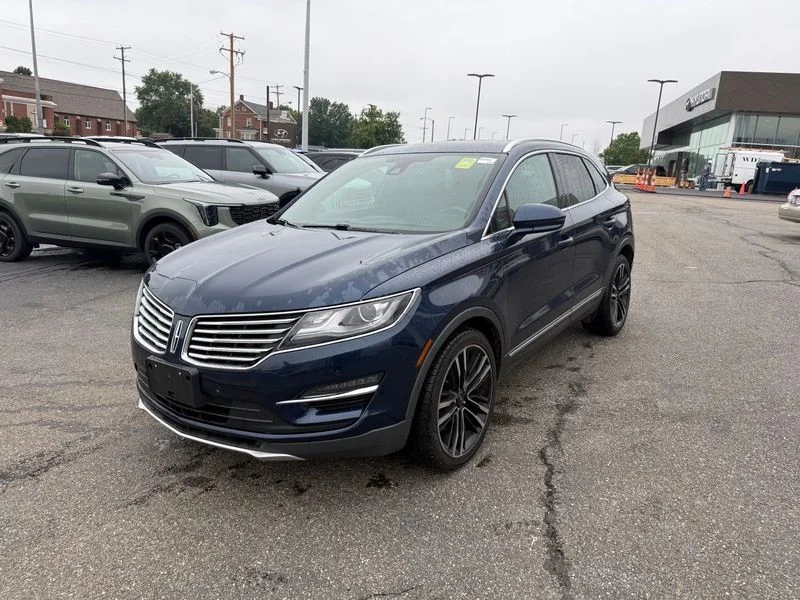 Used 2017 Black Lincoln Reserve image 3