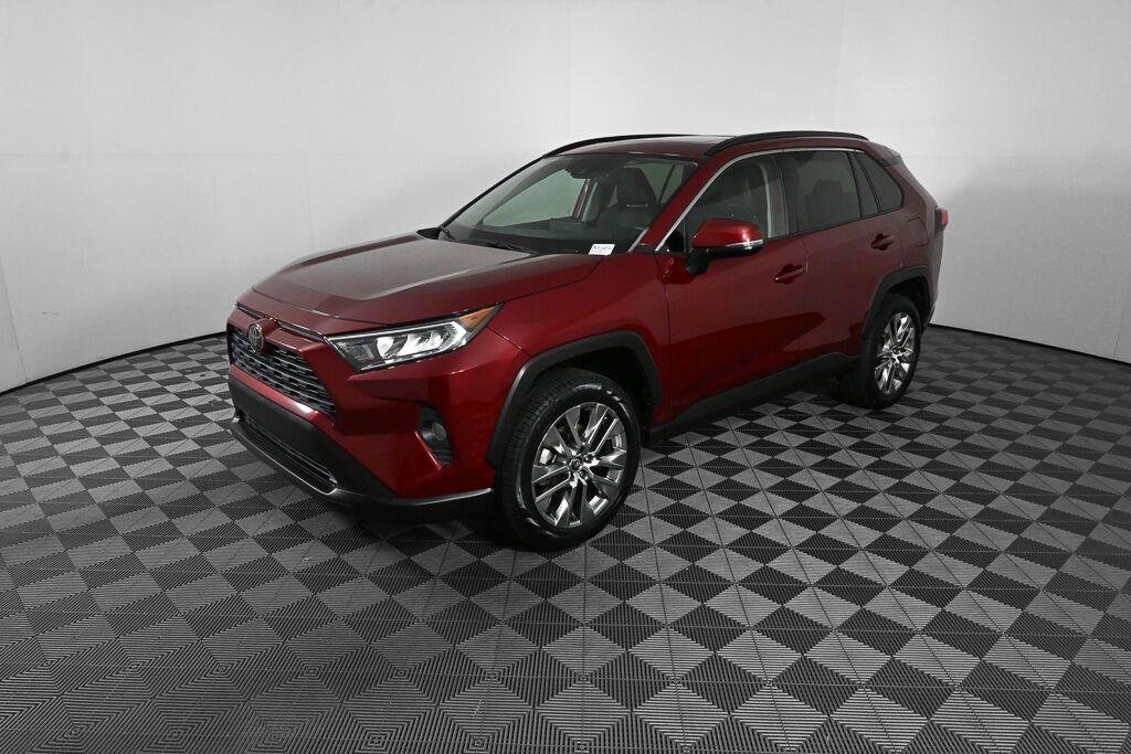 Used 2020 Ruby Flare Pearl TOYOTA XLE Premium image 1