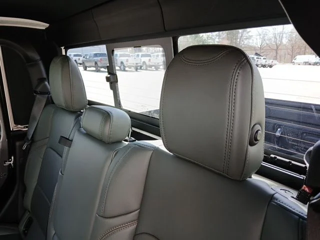 New 2026 Granite Crystal Metallic Clear-Coat Exterior Paint Jeep Mojave X image 16