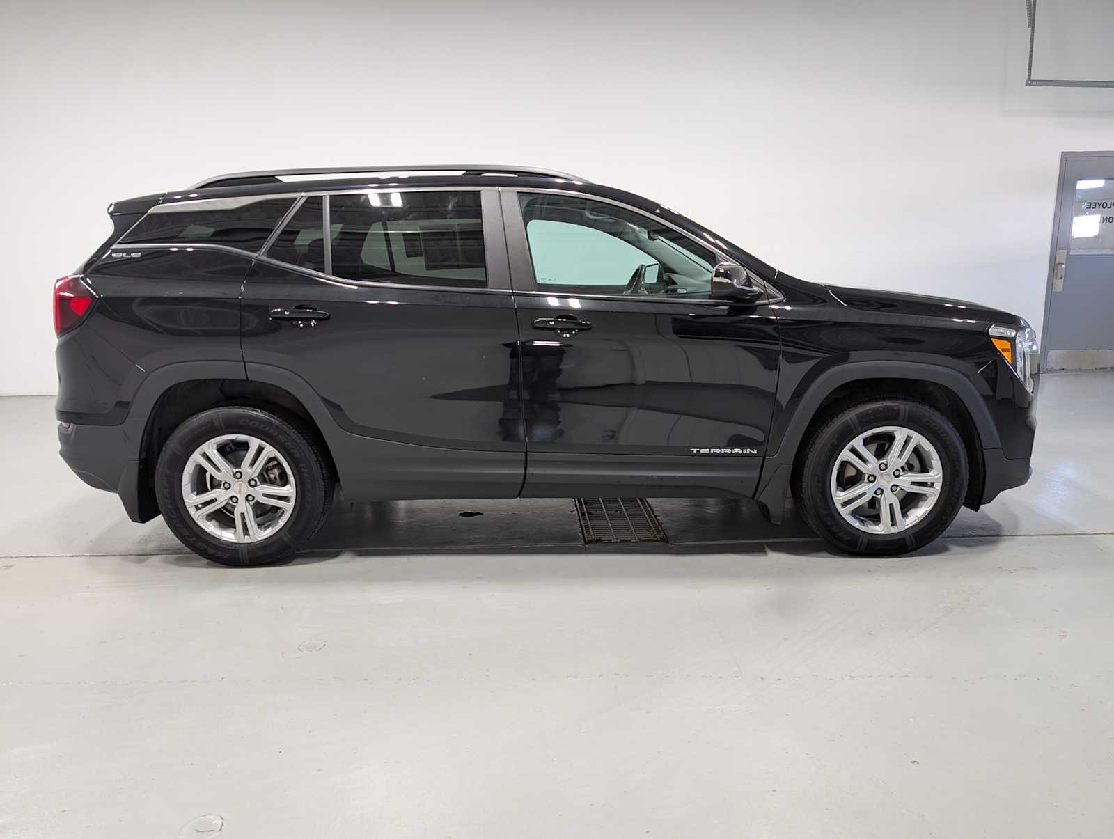 Used 2022 Ebony Twilight Metallic GMC SLE image 7