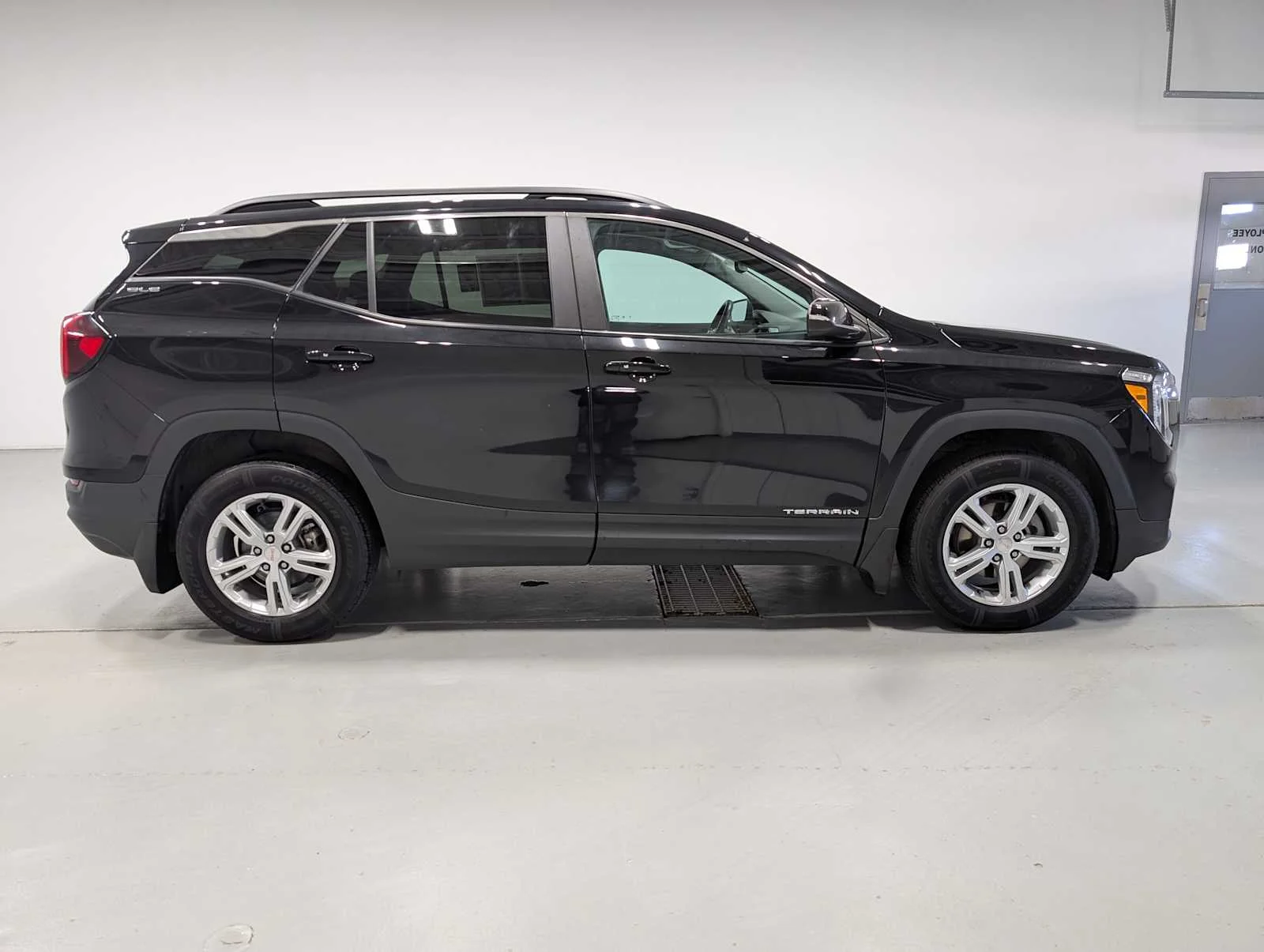 Used 2022 Ebony Twilight Metallic GMC SLE image 7