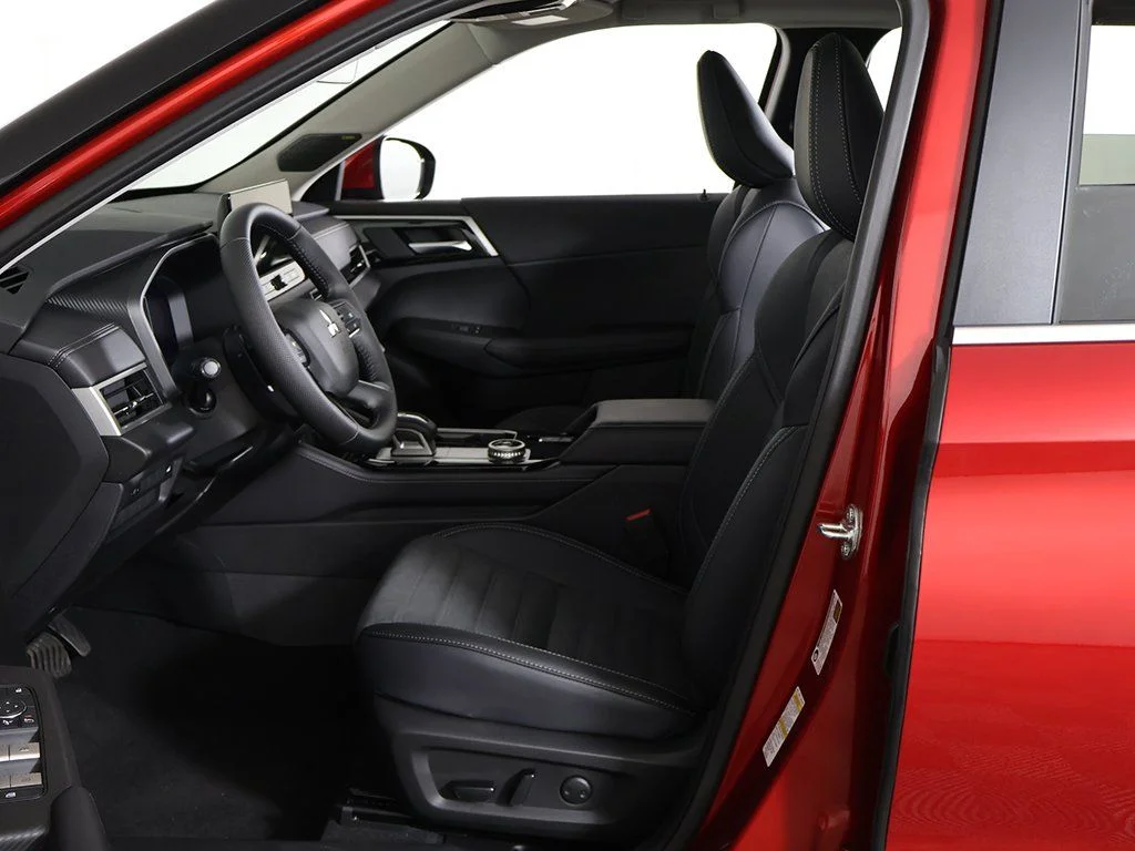 2025 Mitsubishi Outlander SE - Photo 29