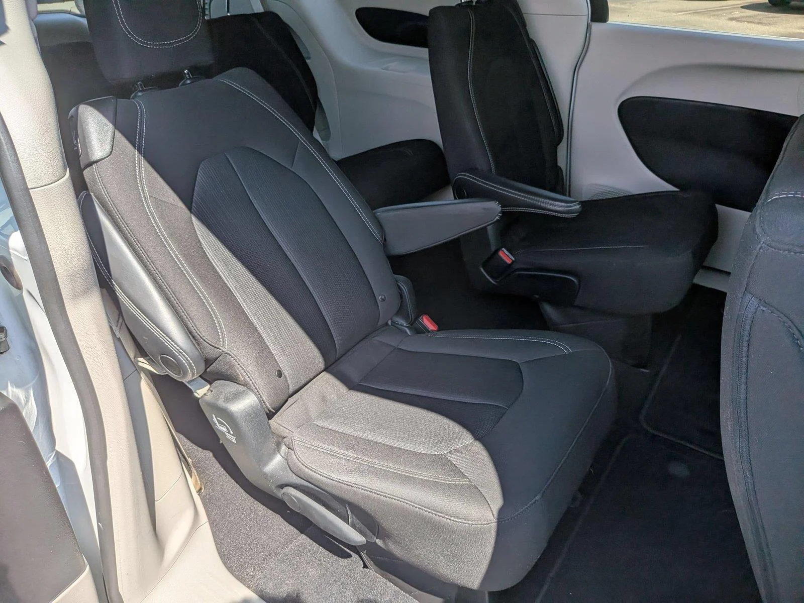 Used 2023 Bright White Clearcoat Chrysler LX image 34