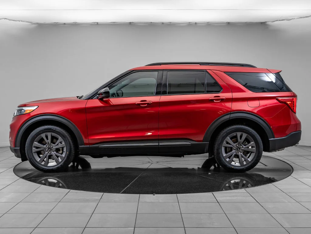 Used 2023 Rapid Red Metallic Tinted Clearcoat Ford XLT image 5
