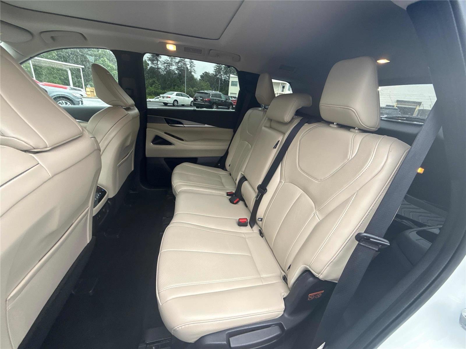 Used 2023 Majestic White INFINITI LUXE image 12