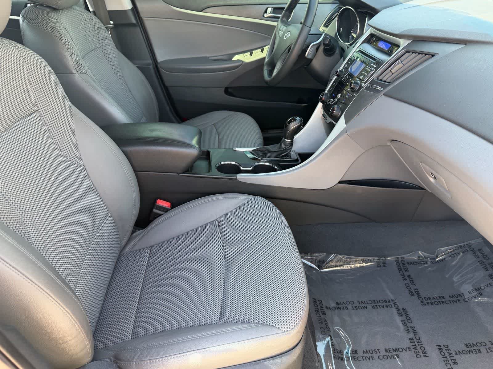 Used 2011 Radiant Silver Metallic Hyundai SE image 12