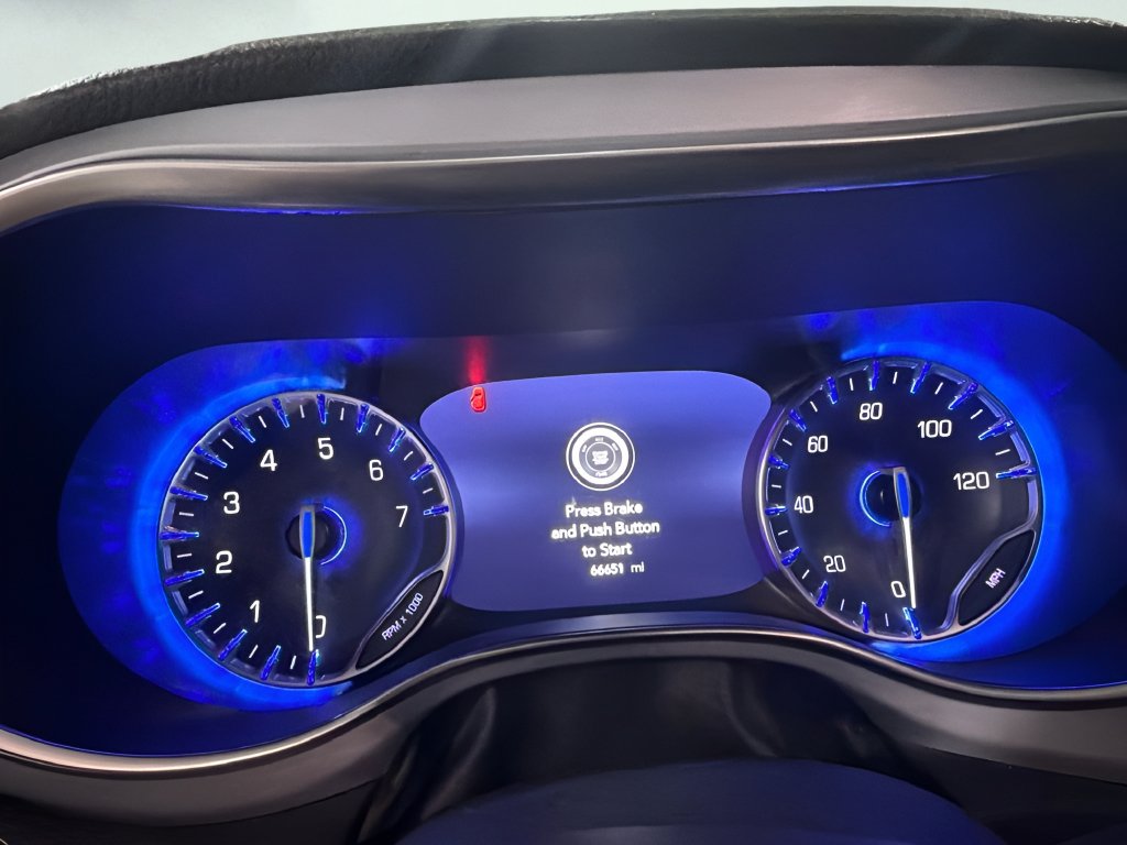 Used 2025  Chrysler Limited image 21