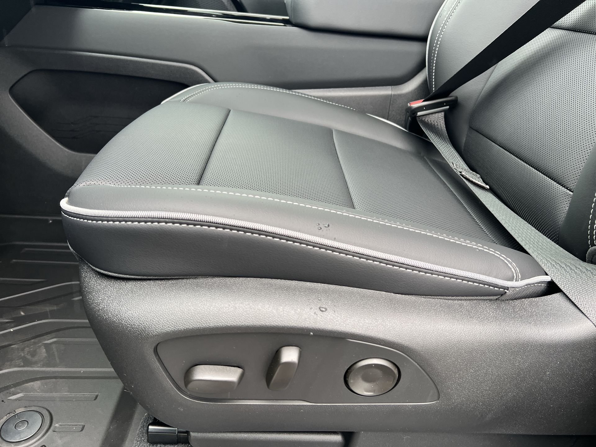 2025 Chevrolet Silverado EV LT - Photo 9