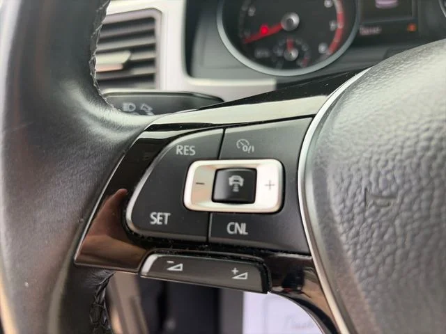 Used 2018  Volkswagen SEL image 15