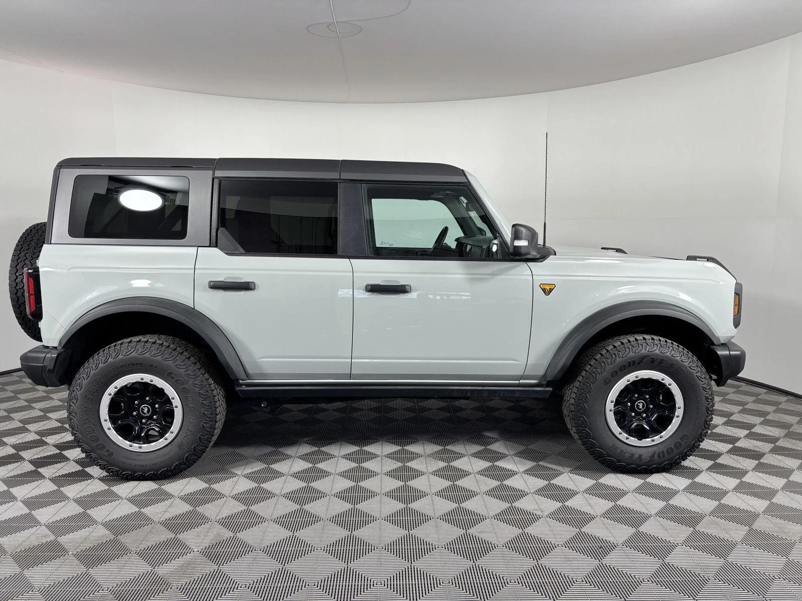 Used 2023 Cactus Gray Ford Badlands image 9