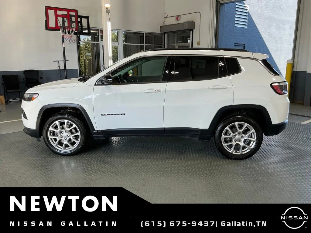 Used 2022 Bright White Clearcoat Jeep Latitude Lux image 3