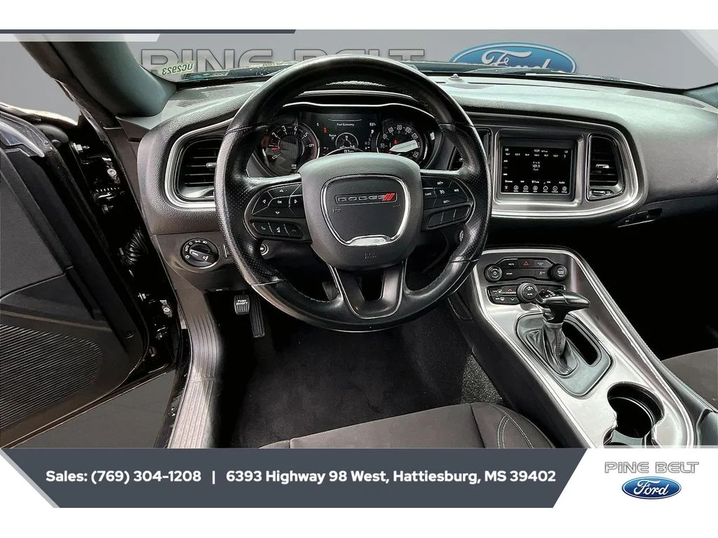 Used 2020 Pitch Black Clearcoat Dodge SXT image 5