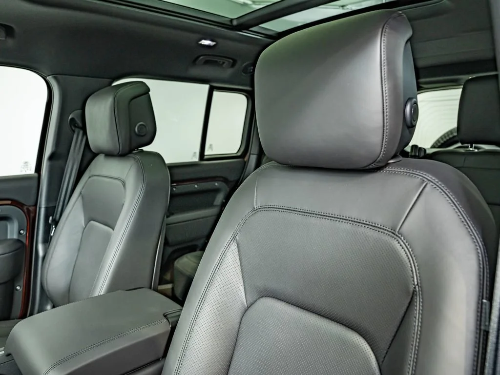 New 2026 Sedona Red Metallic Land Rover X-Dynamic SE image 33