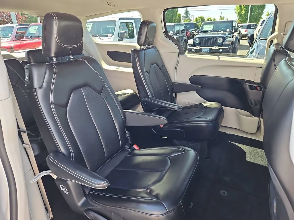 Used 2023 Bright White Clearcoat Chrysler Touring L image 27