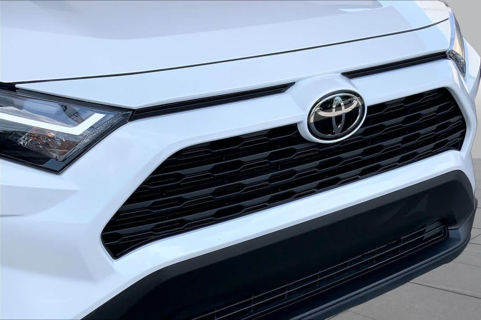 Used 2025 Ice Cap Toyota LE image 32