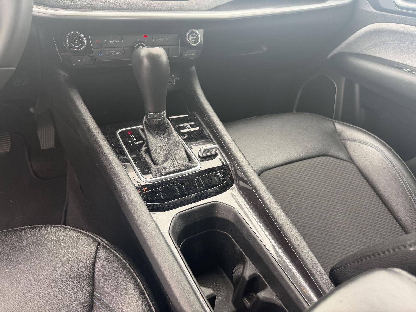 Used 2024 Silver Zynith Metallic Clearcoat Jeep Latitude image 17