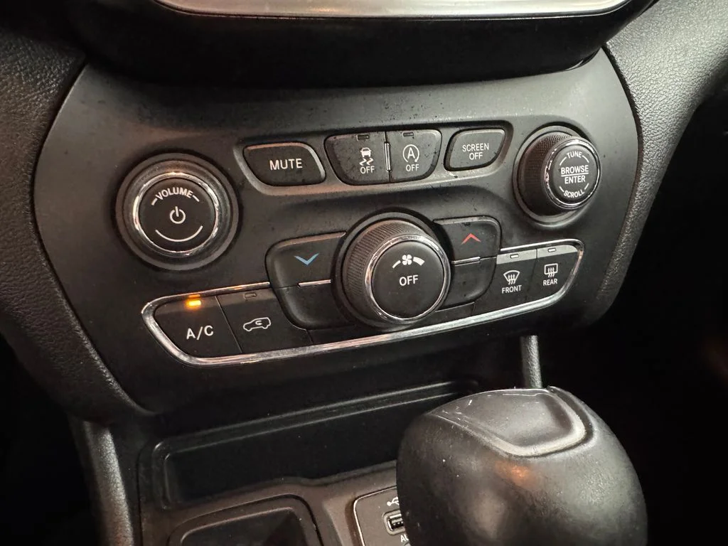 Used 2019 Silver Jeep Latitude Plus image 22
