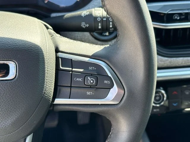 Used 2025 White Jeep Latitude image 37