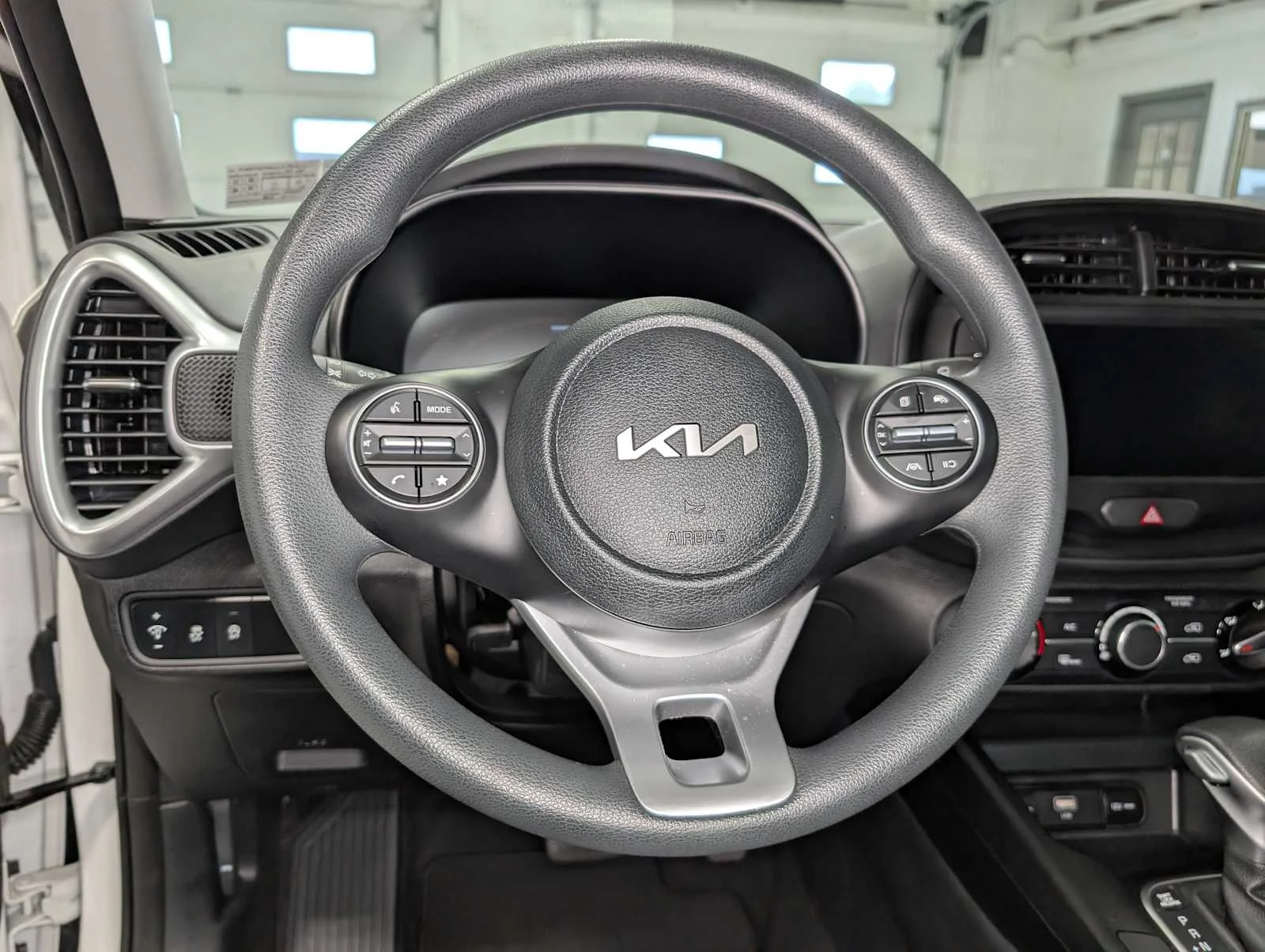 Certified Used 2025 Snow White Pearl Kia LX image 34