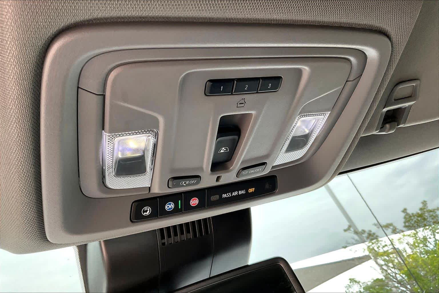 Used 2022 White Frost Tricoat GMC SLT image 32