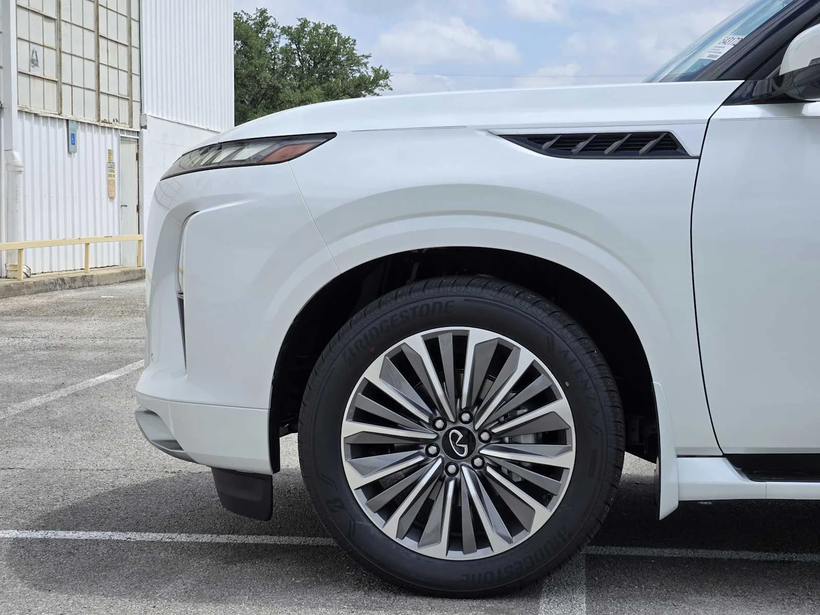 New 2026 RADIANT WHITE INFINITI Luxe 2WD image 6