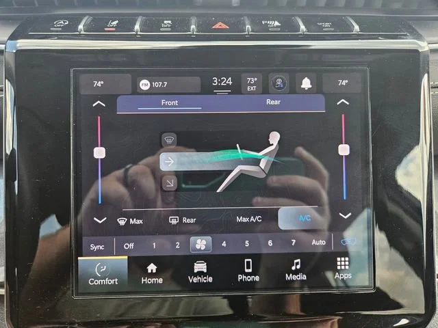 Used 2023  Jeep Laredo image 19