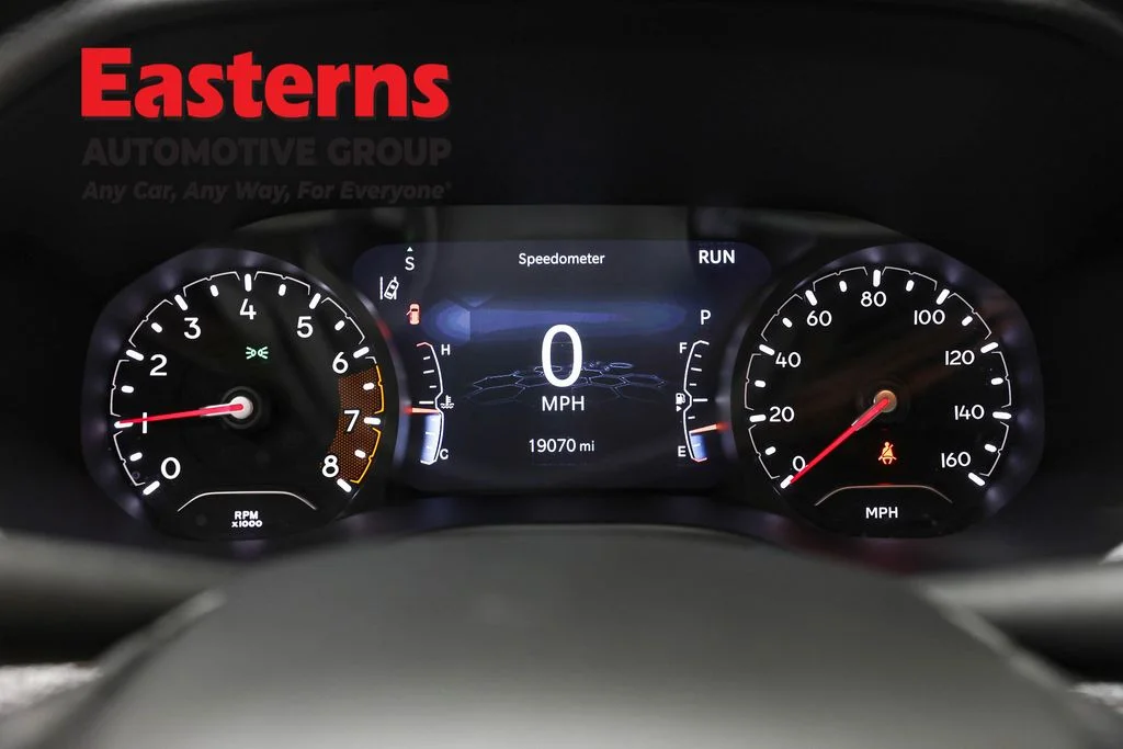 Used 2023 Gray Jeep Latitude Lux image 17
