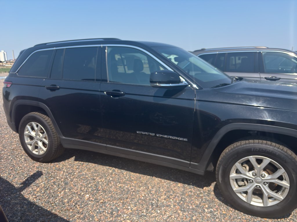 Used 2023 Diamond Black Crystal Pearl Jeep Limited image 7