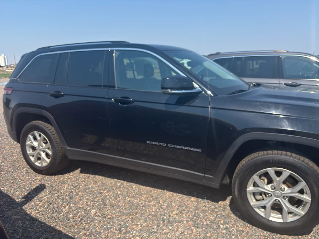 Used 2023 Diamond Black Crystal Pearl Jeep Limited image 7