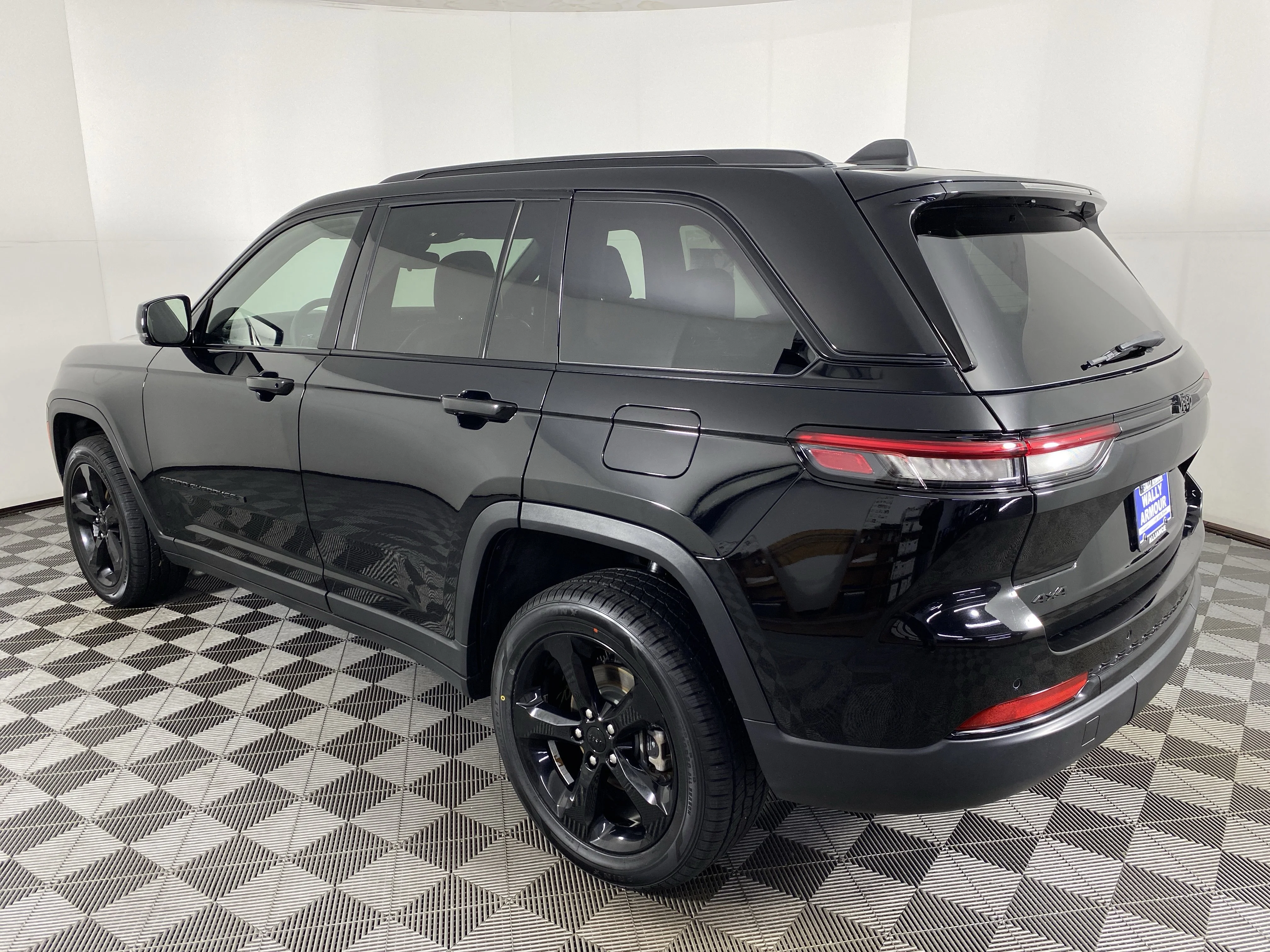 Used 2023 Diamond Black Crystal Pearlcoat Jeep Altitude image 10