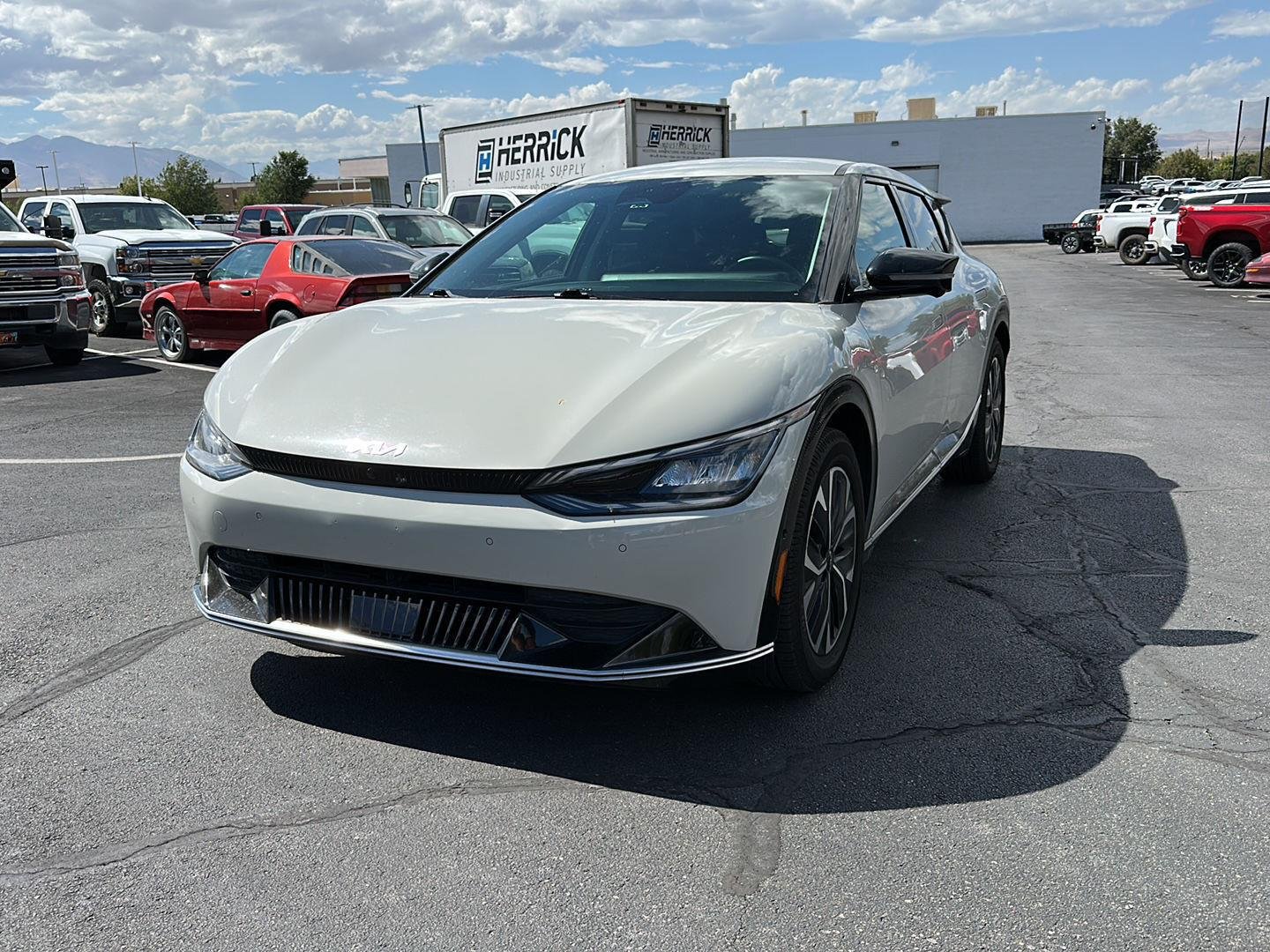 Used 2022 White Kia Wind image 4