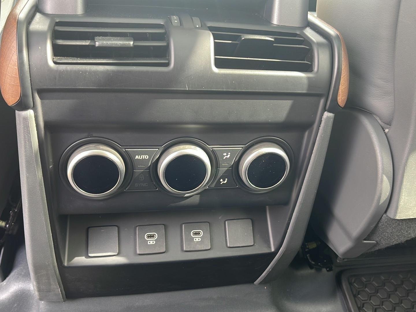 Used 2024 Fuji White Land Rover X-Dynamic SE image 23