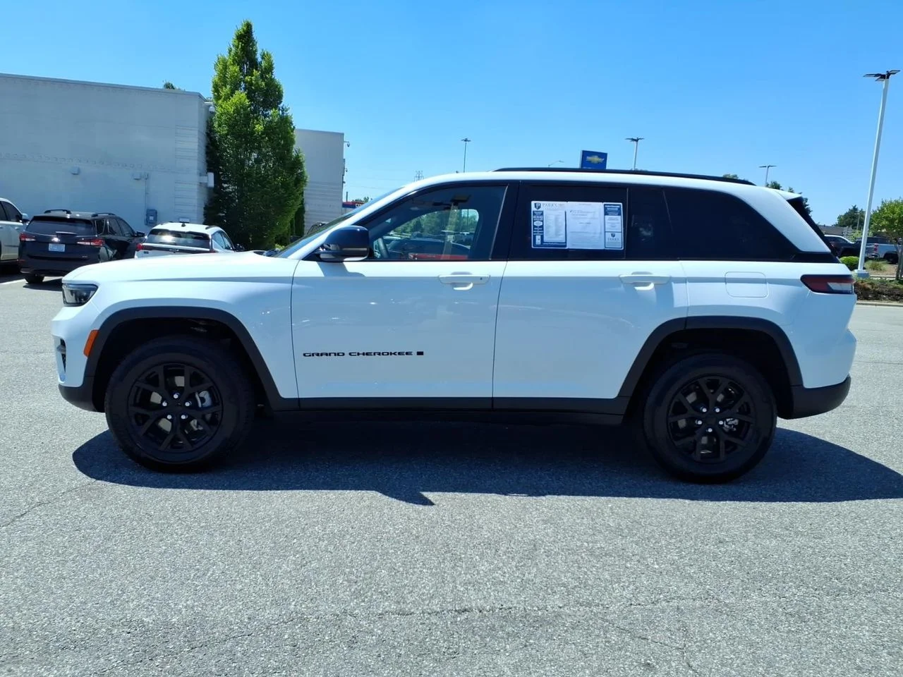 Used 2025 White Jeep Altitude image 24