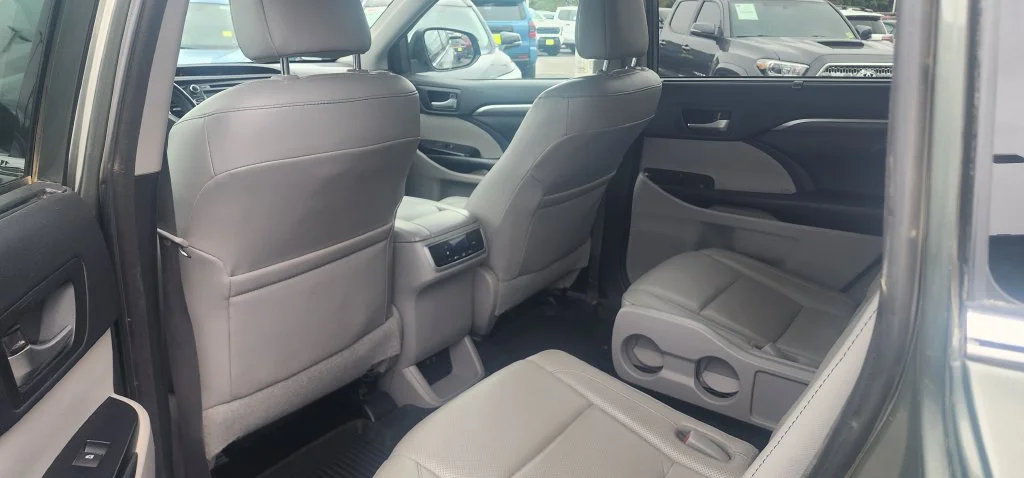 Used 2018  Toyota  image 4