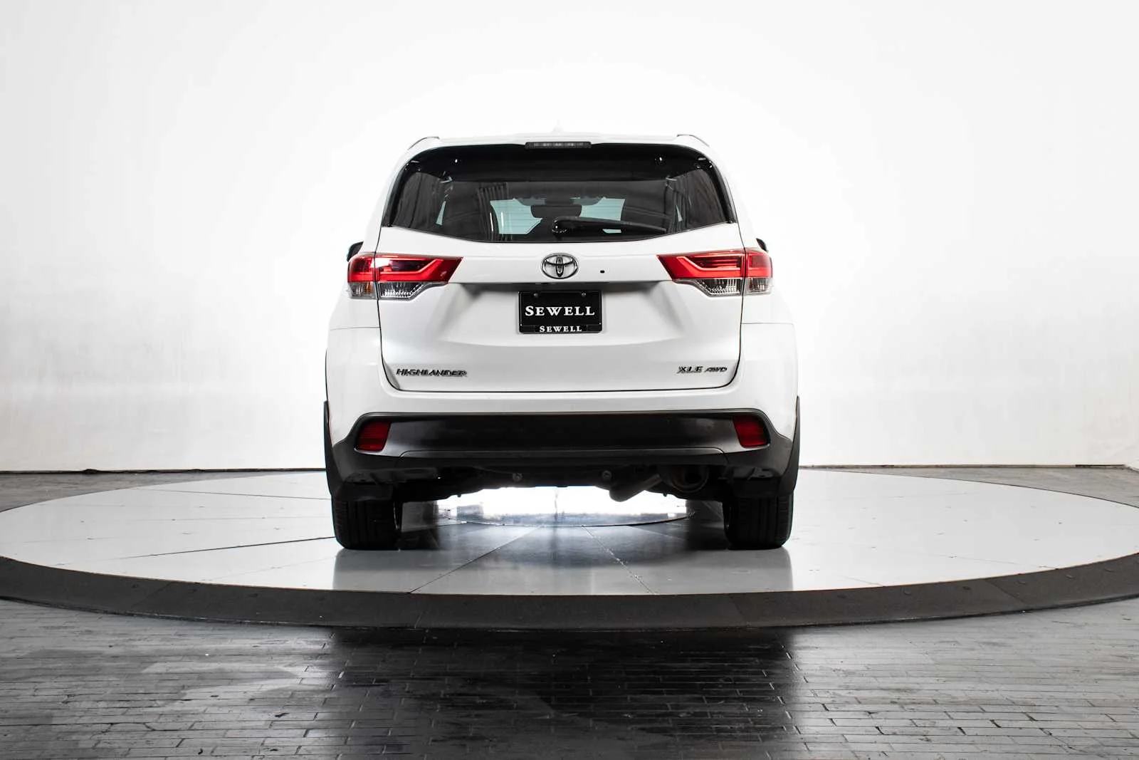 Used 2019 Blizzard Pearl Toyota XLE image 5