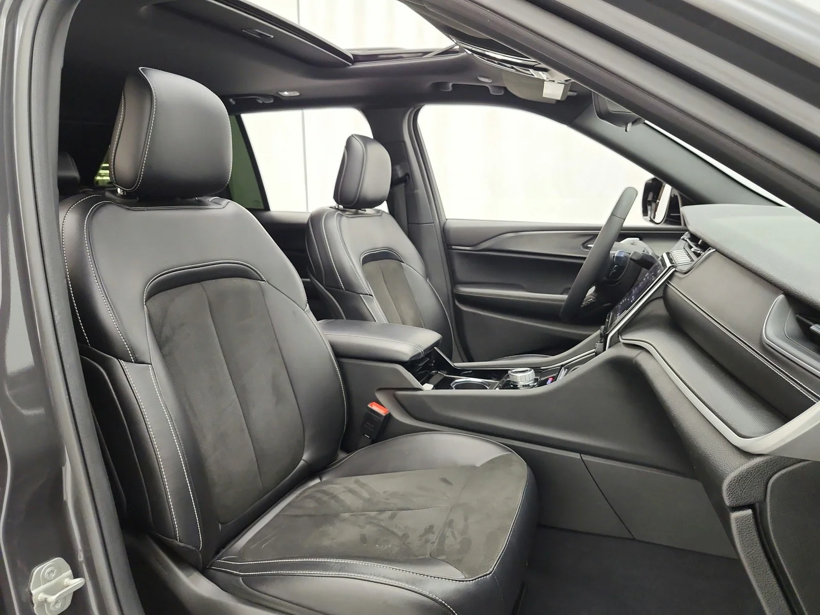 Used 2023 Baltic Gray Metallic Clearcoat Jeep Laredo X image 20