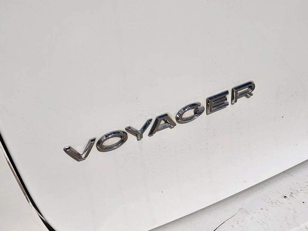 Used 2023 Bright White Clearcoat Chrysler LX image 14