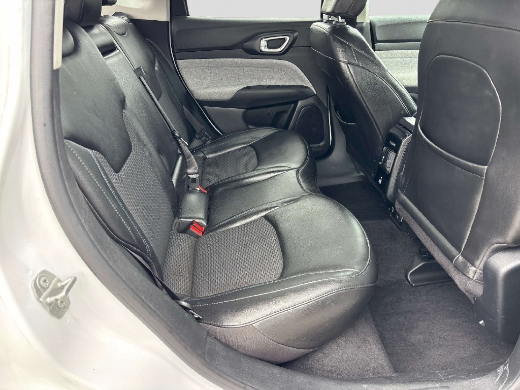Used 2022 White Jeep Latitude image 16