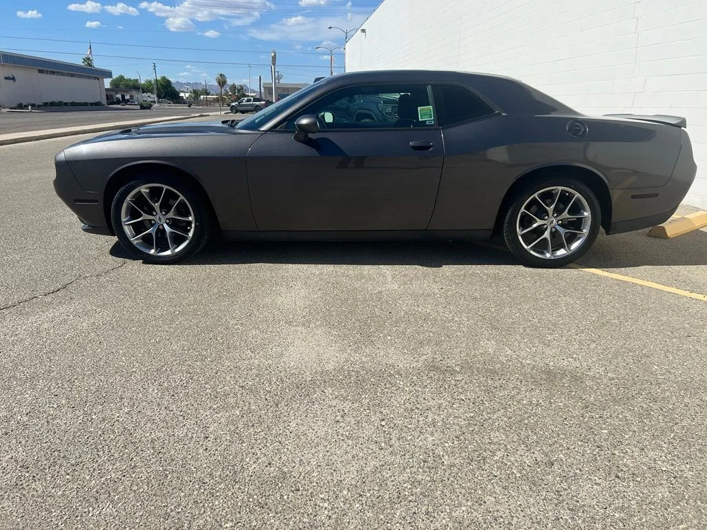 Used 2019 Gray Dodge SXT image 2