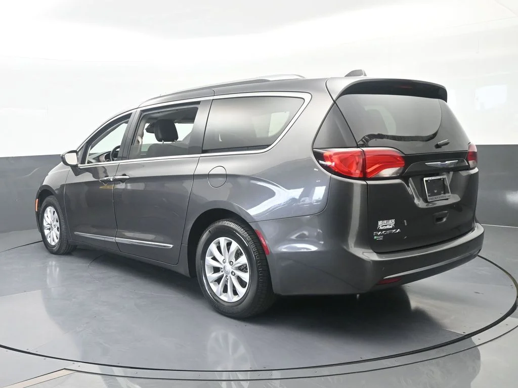 Used 2019 Granite Crystal Metallic Clearcoat Chrysler Touring L image 4
